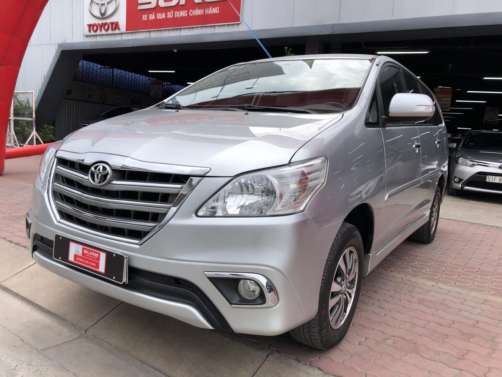 Toyota Innova 2017 - Bán xe Toyota Innova 2.0V sản xuất 2017, màu bạc giá giảm sâu