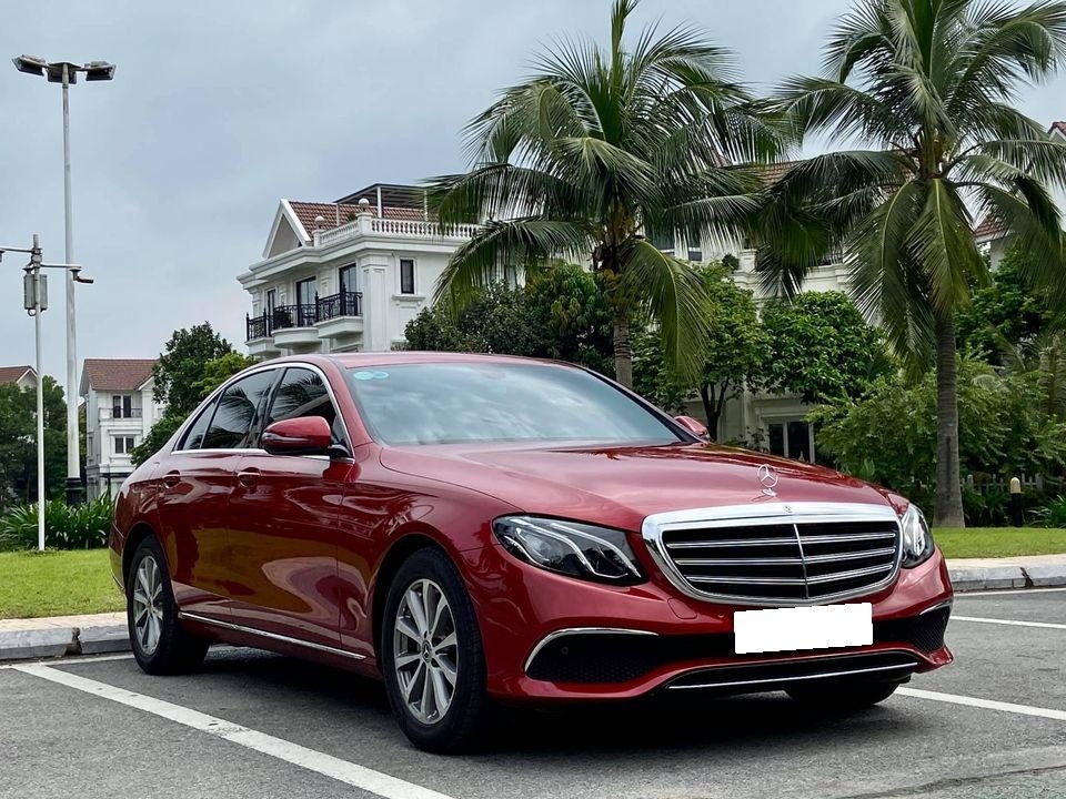 Mercedes-Benz E200 2019 - Mình cần bán Mercedes E200 2019, tự động, màu đỏ