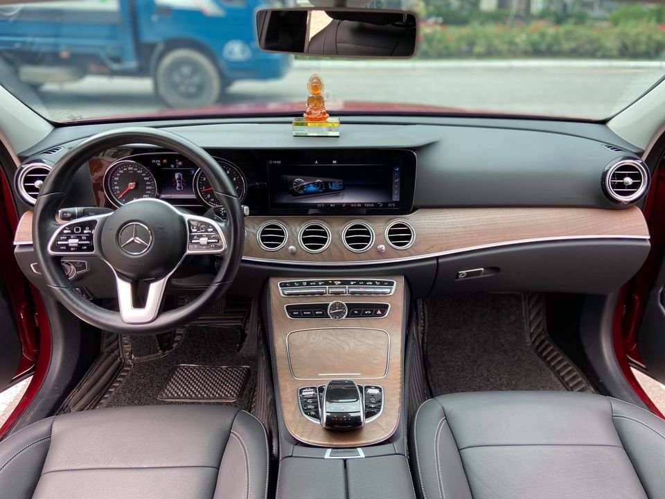 Mercedes-Benz E200 2019 - Mình cần bán Mercedes E200 2019, tự động, màu đỏ