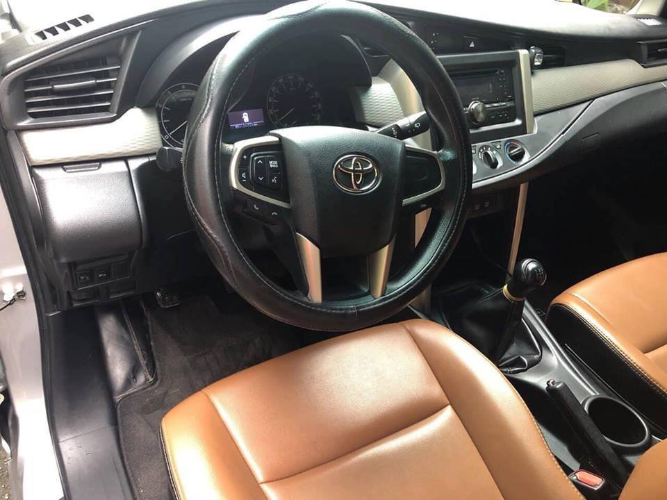 Toyota Innova 2016 - Nhà cần bán Innova 2016 phom mới, số sàn, màu xám