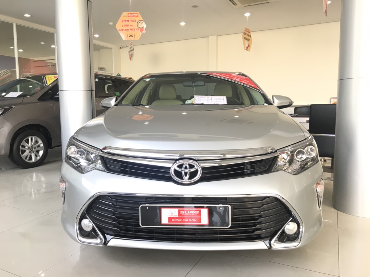 Toyota Camry 2.0E 2017 - Bán Toyota Camry 2.0E 2017, màu bạc biển SG