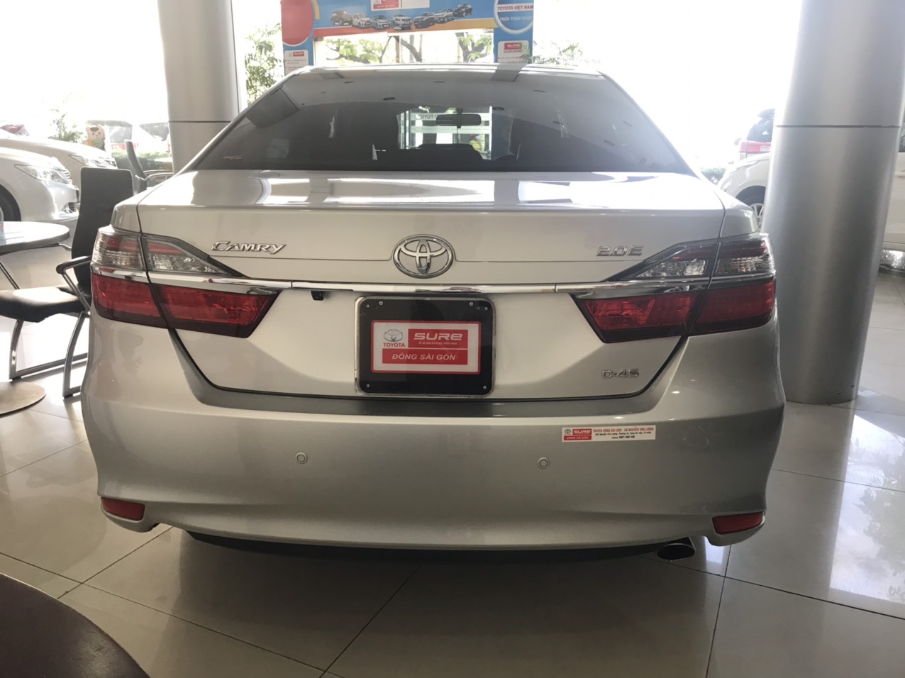 Toyota Camry 2.0E 2017 - Bán Toyota Camry 2.0E 2017, màu bạc biển SG