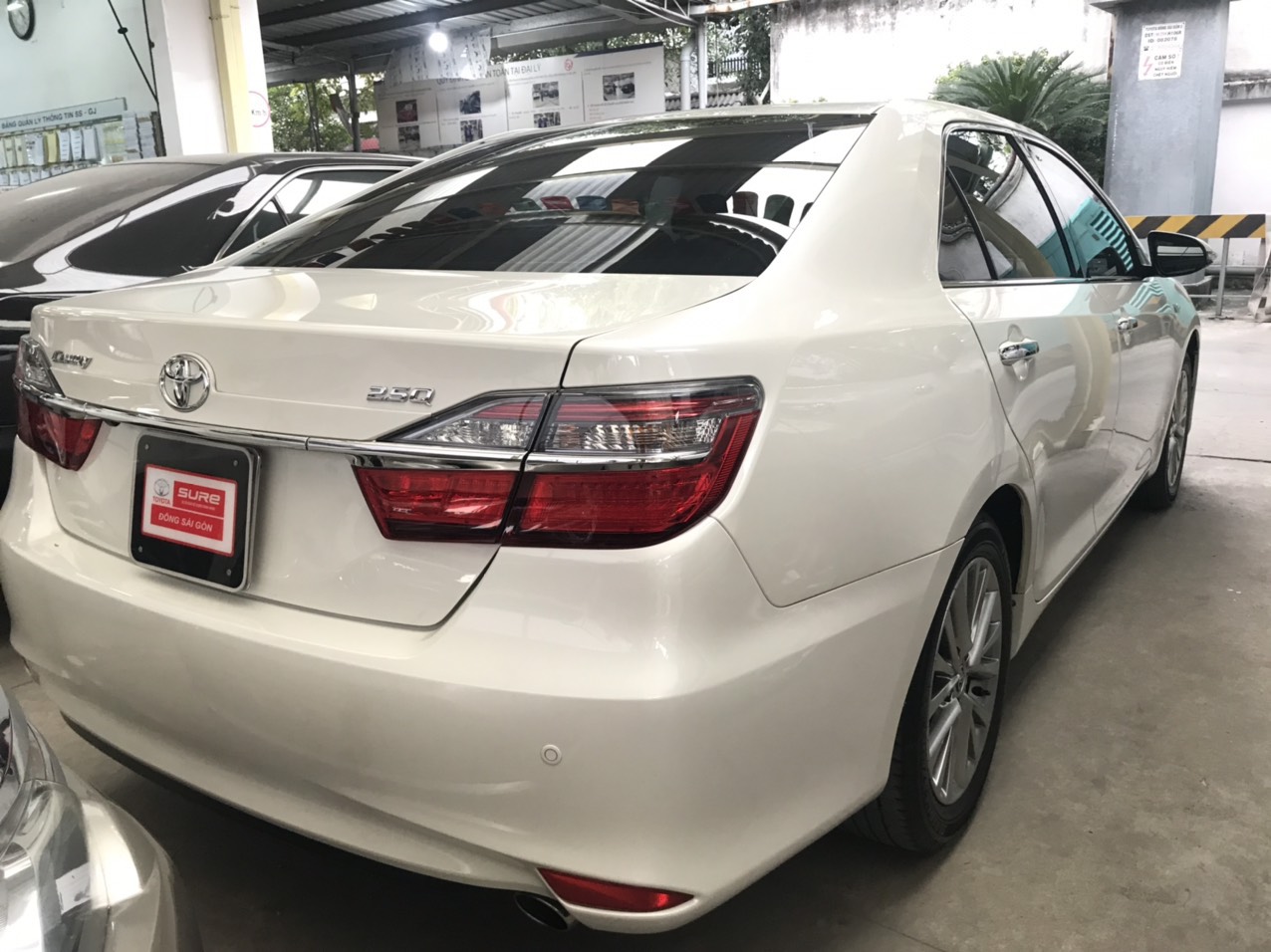 Toyota Camry 2018 - Cần bán lại xe Toyota Camry 2.5Q 2018, màu trắng biển SG chuẩn chỉ 42.760km siêu chất
