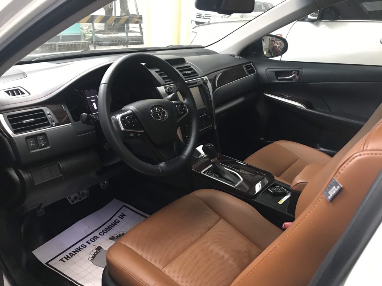 Toyota Camry 2018 - Cần bán lại xe Toyota Camry 2.5Q 2018, màu trắng biển SG chuẩn chỉ 42.760km siêu chất