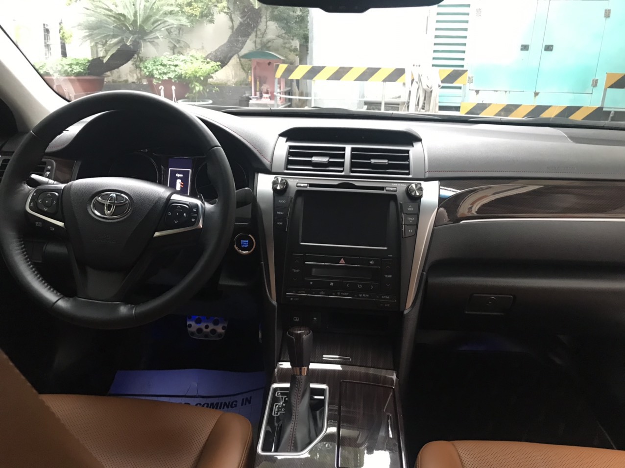 Toyota Camry 2018 - Cần bán lại xe Toyota Camry 2.5Q 2018, màu trắng biển SG chuẩn chỉ 42.760km siêu chất