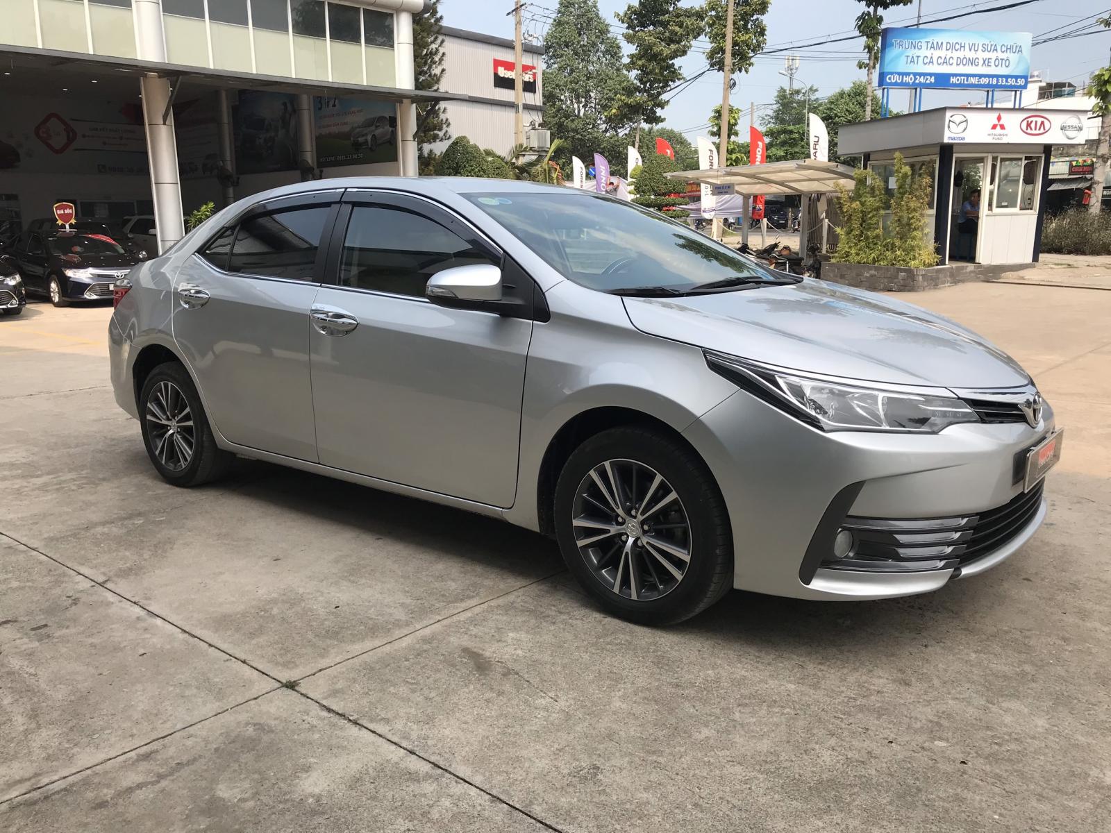 Toyota Corolla altis 1.8G 2018 - Bán xe Toyota Corolla Altis 1.8G đời 2018, màu bạc chuẩn chỉ 69.000km - giá cực tốt