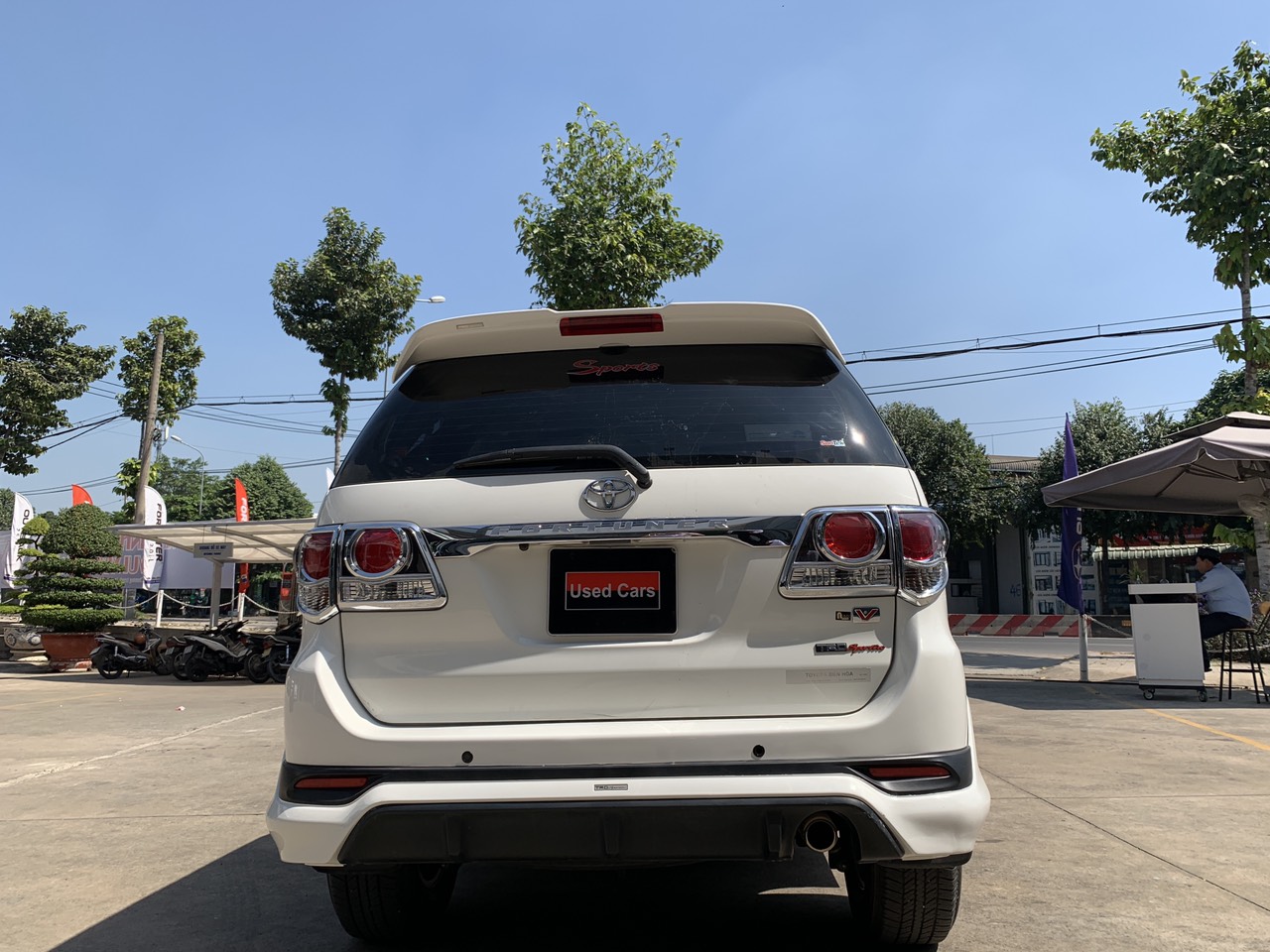 Toyota Fortuner 2.7V Bản TRD 2015 - Cần bán xe Toyota Fortuner 2.7V Bản TRD sản xuất 2015, chuẩn chỉ 35.000km màu trắng, giá tốt