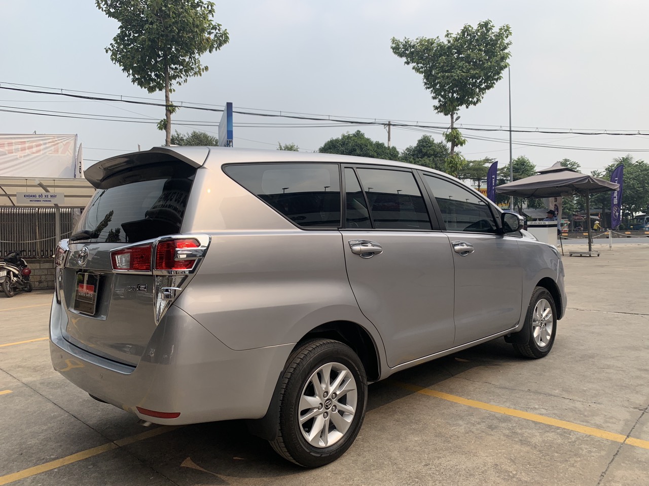Toyota Innova 2.0E 2018 - Cần bán xe Toyota Innova 2.0E sản xuất 2018, màu đồng ánh kim, chuẩn chỉ 52.000km.