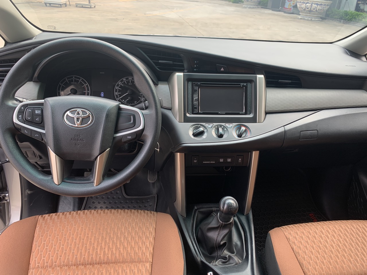 Toyota Innova 2.0E 2018 - Cần bán xe Toyota Innova 2.0E sản xuất 2018, màu đồng ánh kim, chuẩn chỉ 52.000km.