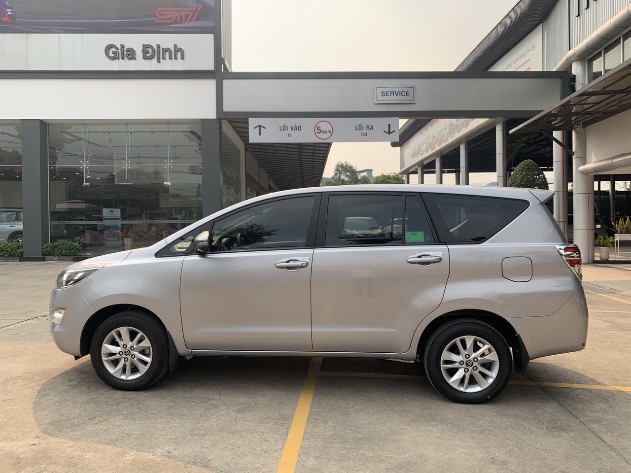 Toyota Innova 2.0E 2018 - Cần bán xe Toyota Innova 2.0E sản xuất 2018, màu đồng ánh kim, chuẩn chỉ 52.000km.