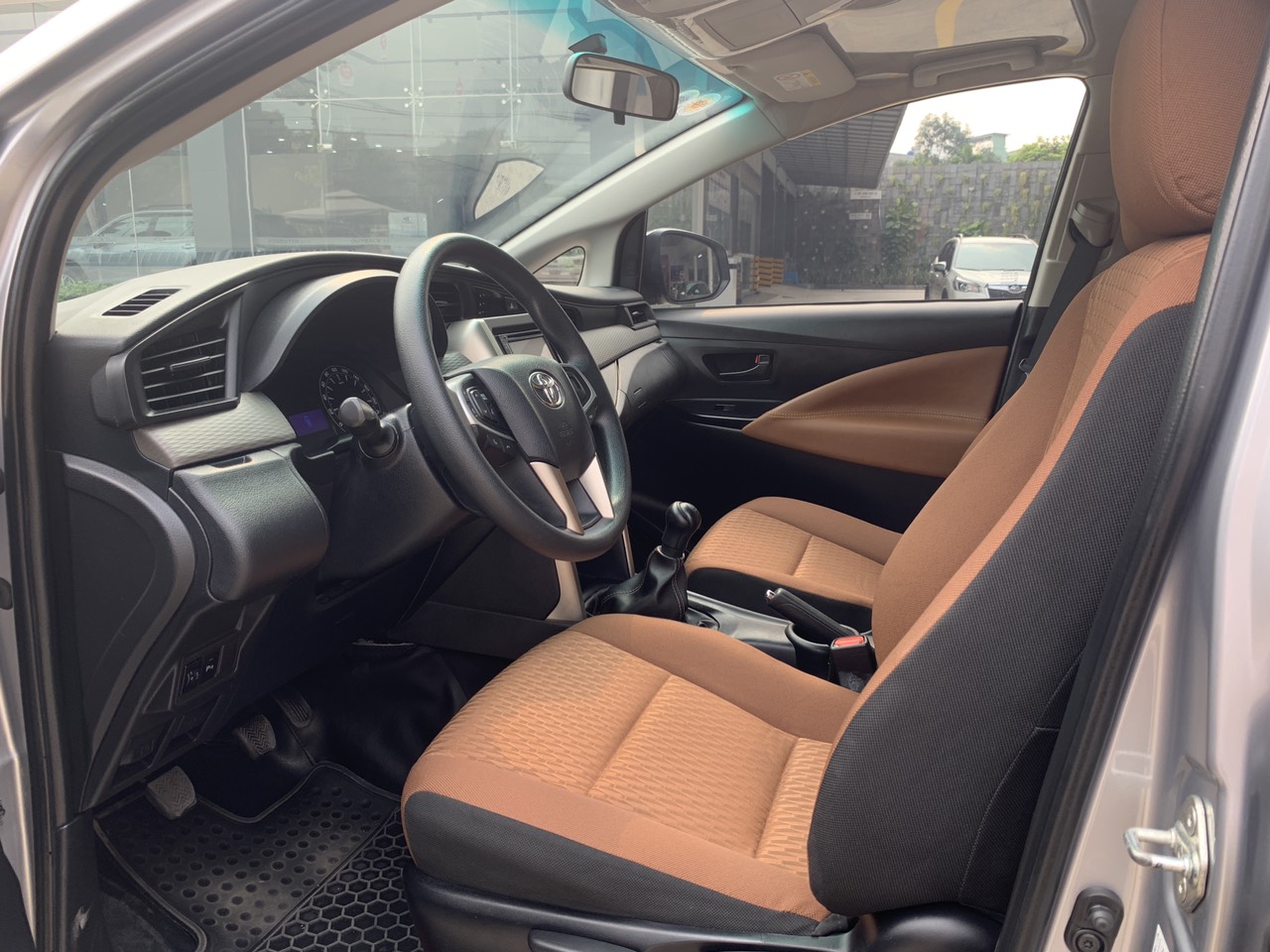 Toyota Innova 2.0E 2018 - Cần bán xe Toyota Innova 2.0E sản xuất 2018, màu đồng ánh kim, chuẩn chỉ 52.000km.