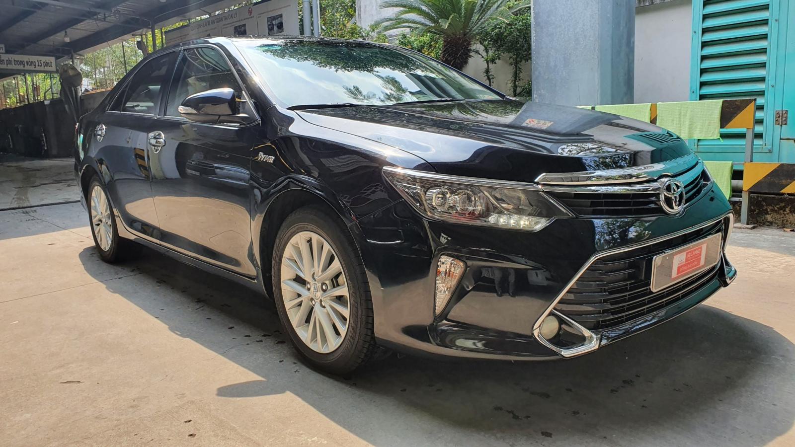 Toyota Camry 2.0E 2019 - Cần bán gấp Toyota Camry 2.0E đời 2019, màu đen, chuẩn chỉ 48.000km