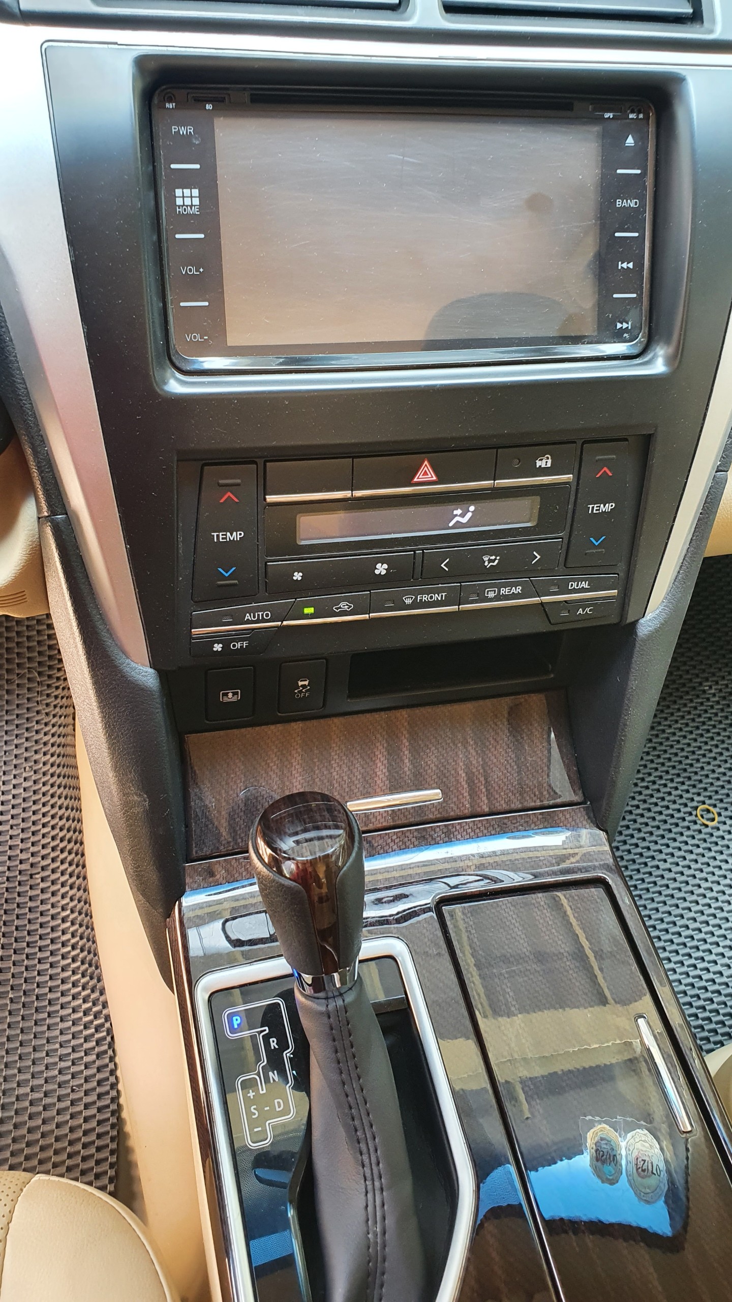 Toyota Camry 2.0E 2019 - Cần bán gấp Toyota Camry 2.0E đời 2019, màu đen, chuẩn chỉ 48.000km