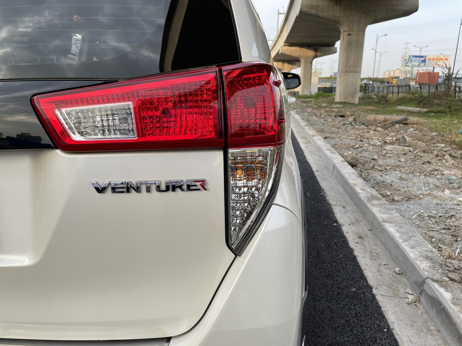 Toyota Innova Venturer 2019 - Bán ô tô Toyota Innova Venturer đời 2019, màu trắng 