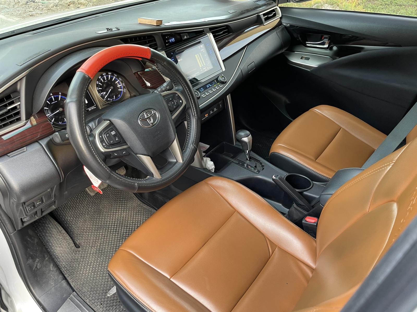 Toyota Innova Venturer 2019 - Bán ô tô Toyota Innova Venturer đời 2019, màu trắng 