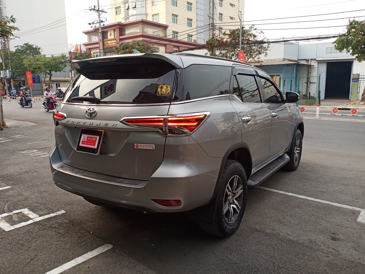 Toyota Fortuner 2.4G 2017 - Cần bán xe Toyota Fortuner 2.4G đời 2017, màu bạc, giá giảm mạnh