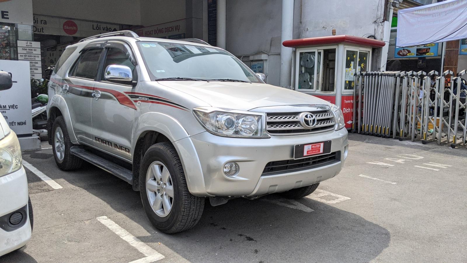 Toyota Fortuner 2011 - Cần bán xe Toyota Fortuner đời 2011, màu bạc - biển SG mới chạy 84.000km - giá còn fix