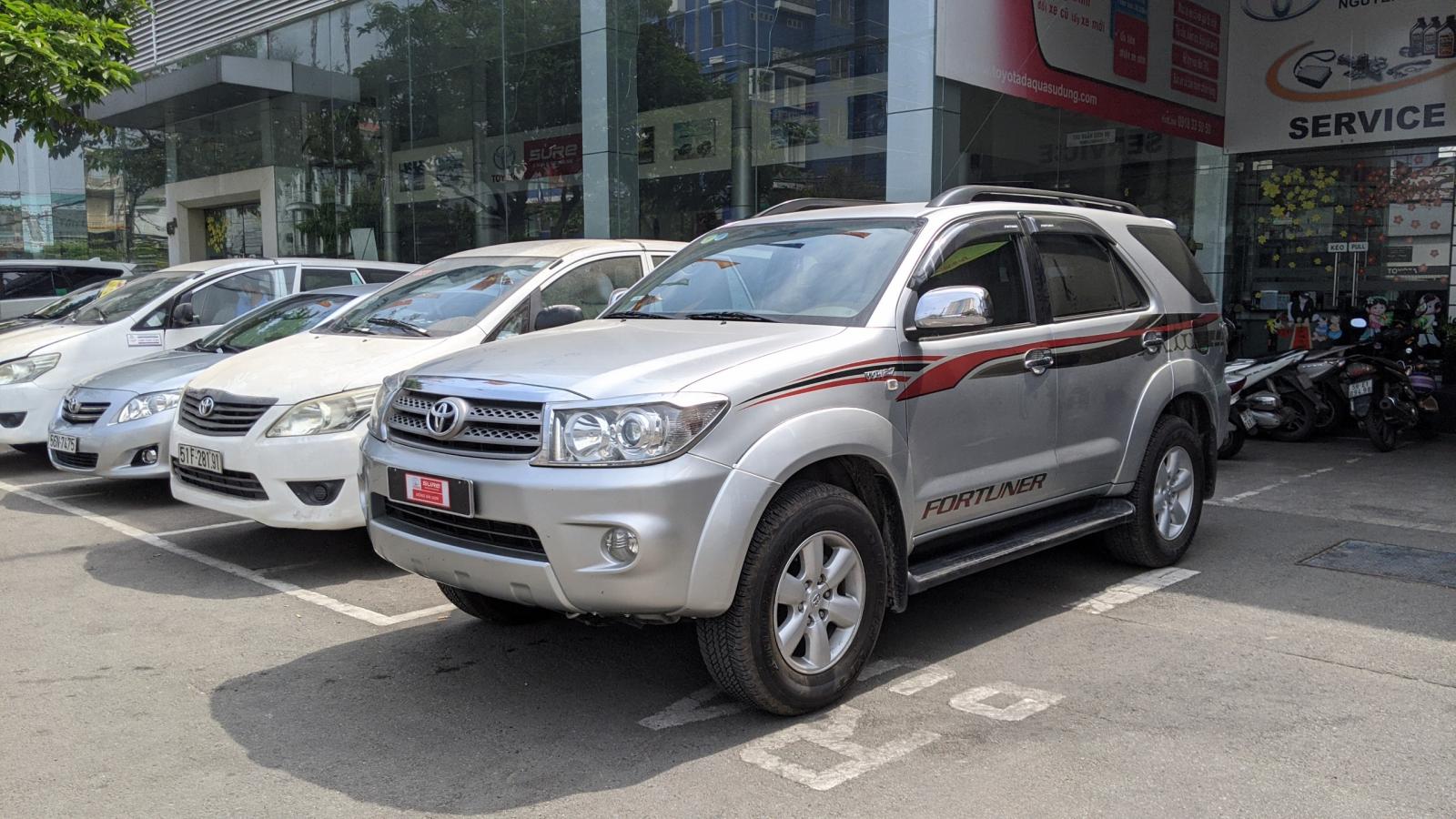 Toyota Fortuner 2011 - Cần bán xe Toyota Fortuner đời 2011, màu bạc - biển SG mới chạy 84.000km - giá còn fix