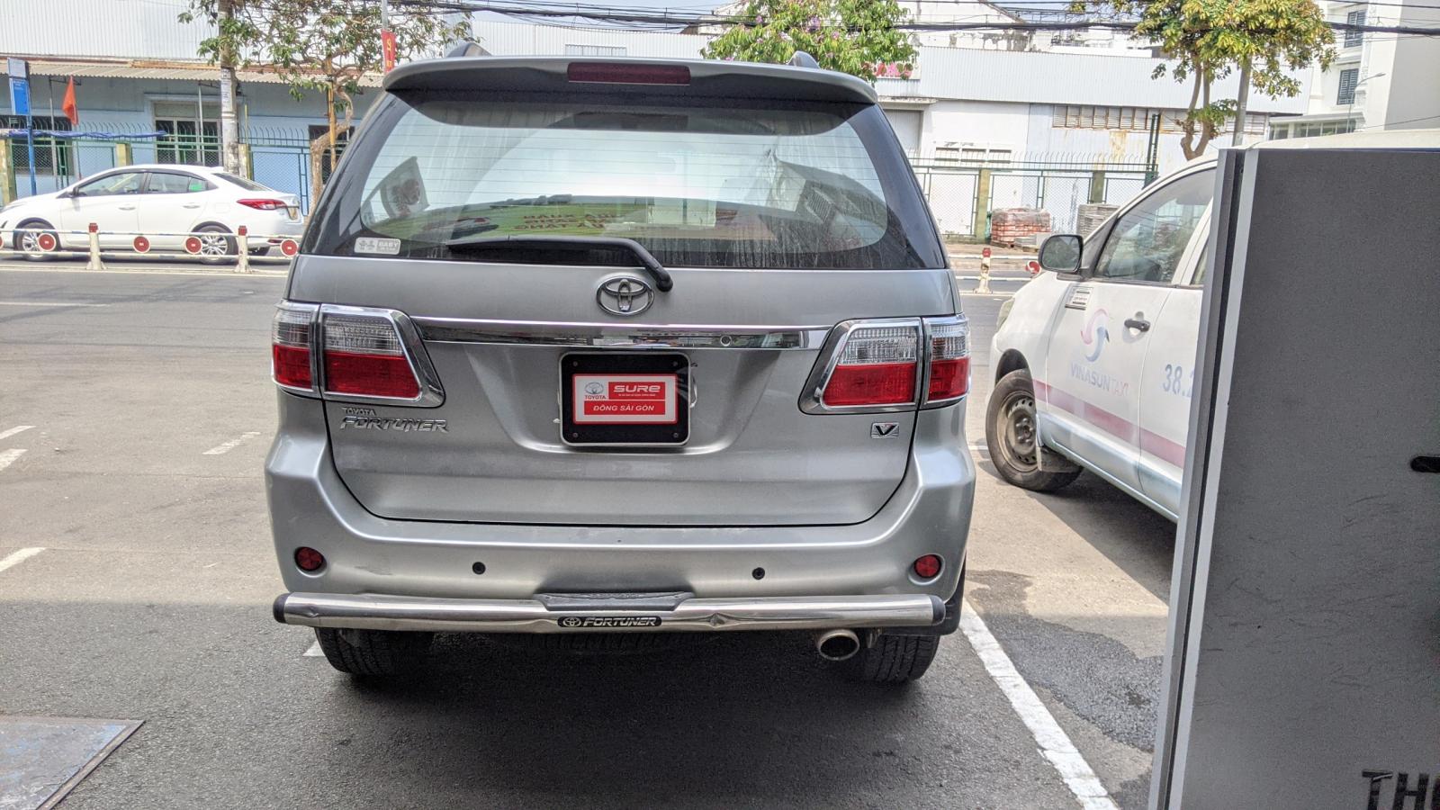 Toyota Fortuner 2011 - Cần bán xe Toyota Fortuner đời 2011, màu bạc - biển SG mới chạy 84.000km - giá còn fix