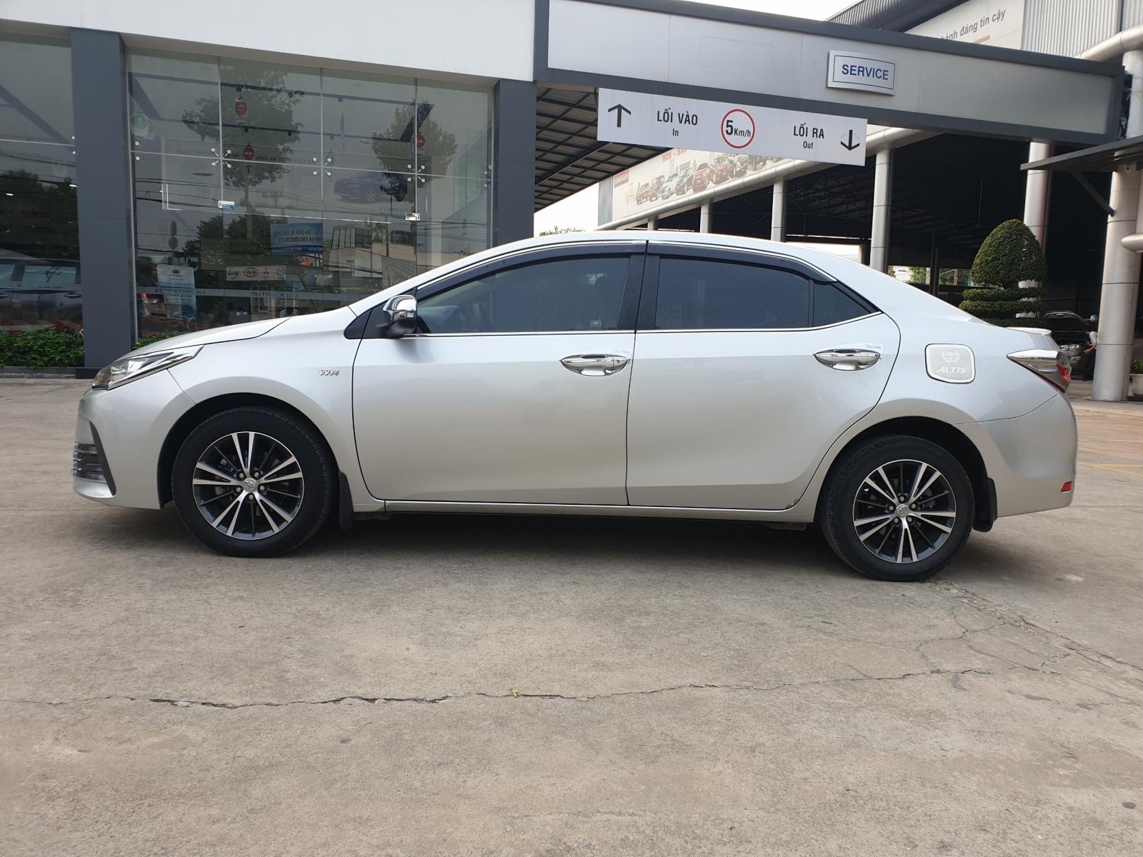 Toyota Corolla altis 1.8G 2018 - Cần bán Toyota Corolla Altis 1.8G đời 2018, màu bạc