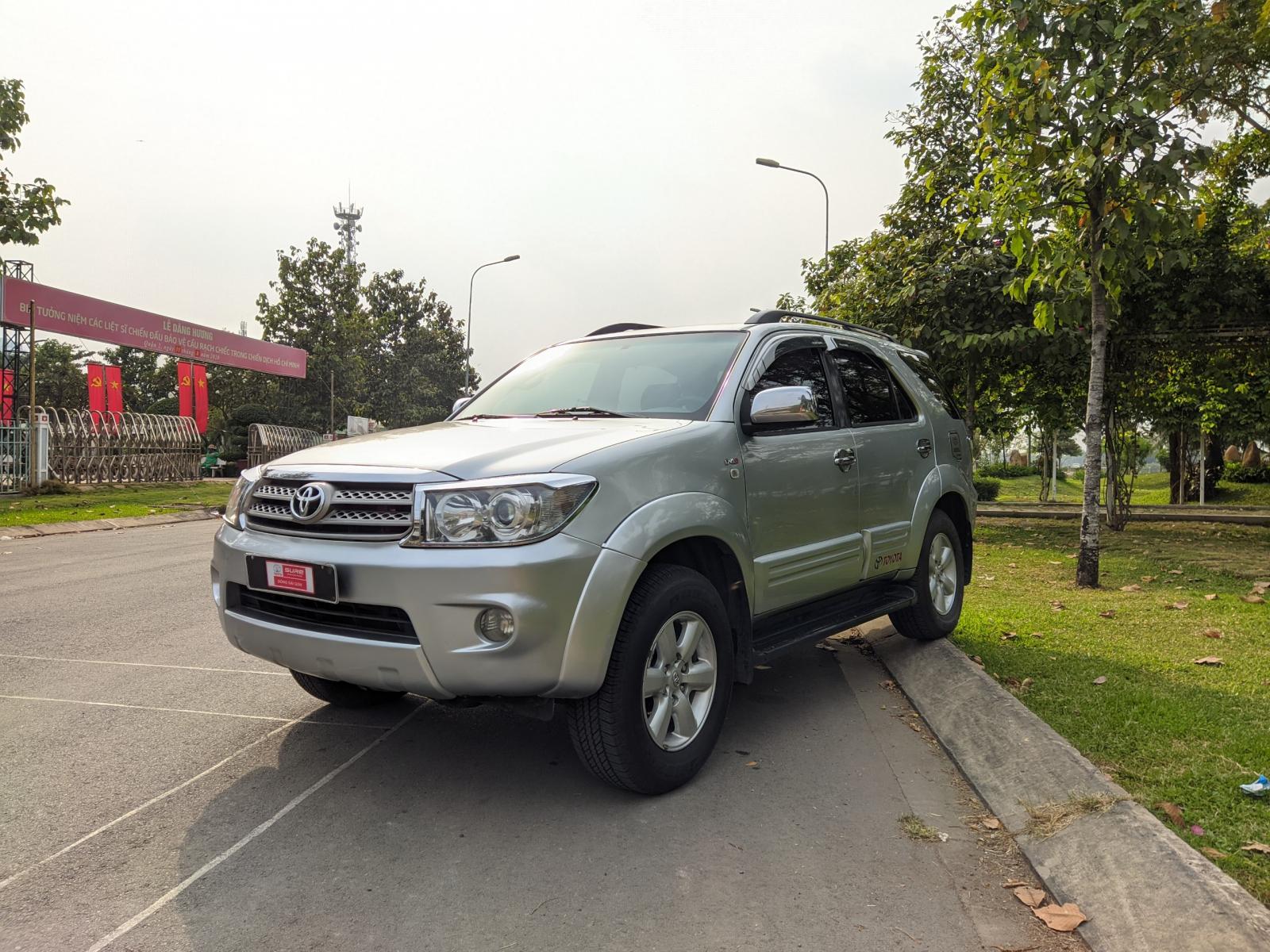 Toyota Fortuner 2.5G 2011 - Cần bán lại xe Toyota Fortuner 2.5G đời 2011, màu bạc, biển SG 