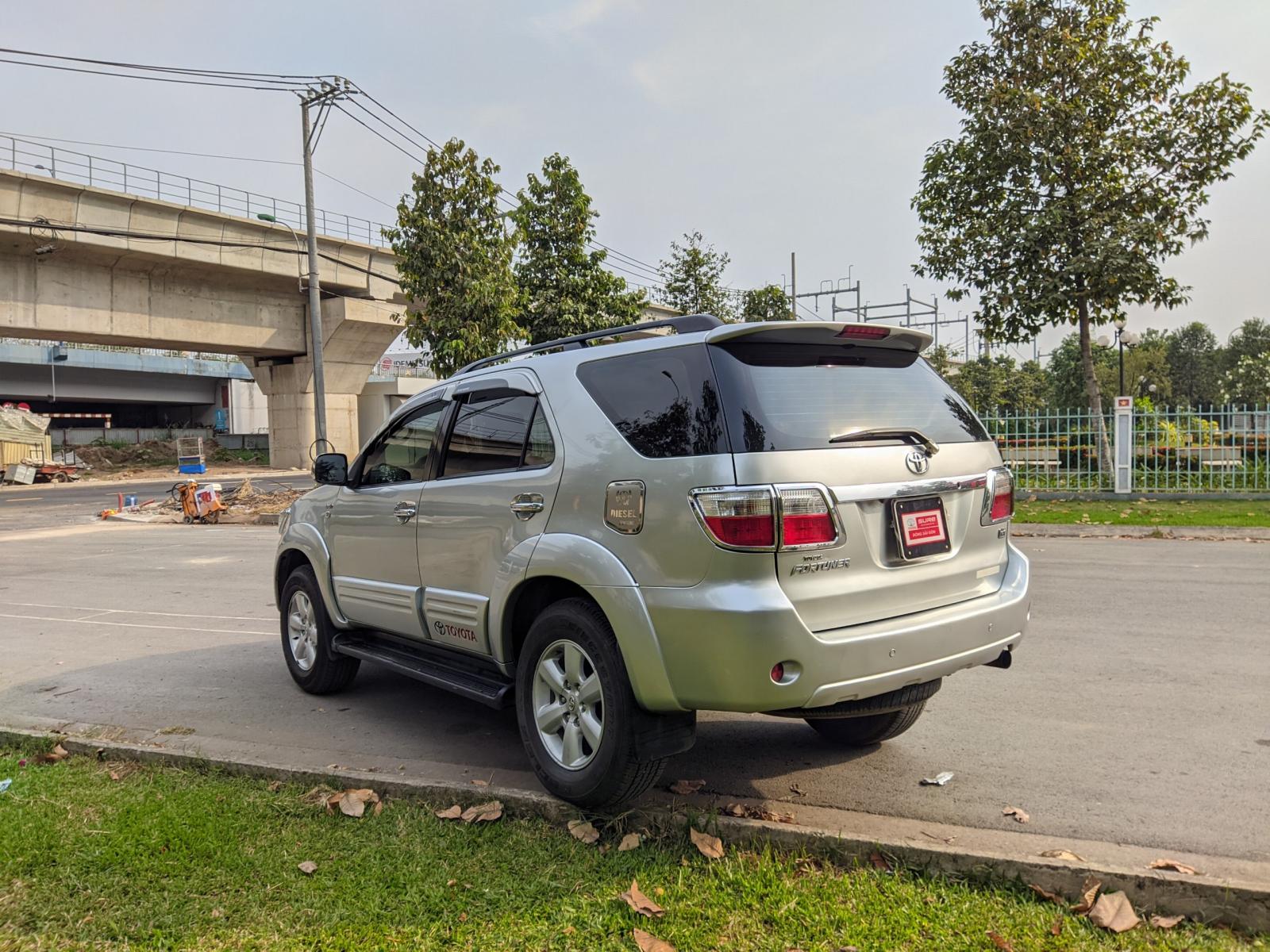 Toyota Fortuner 2.5G 2011 - Cần bán lại xe Toyota Fortuner 2.5G đời 2011, màu bạc, biển SG 