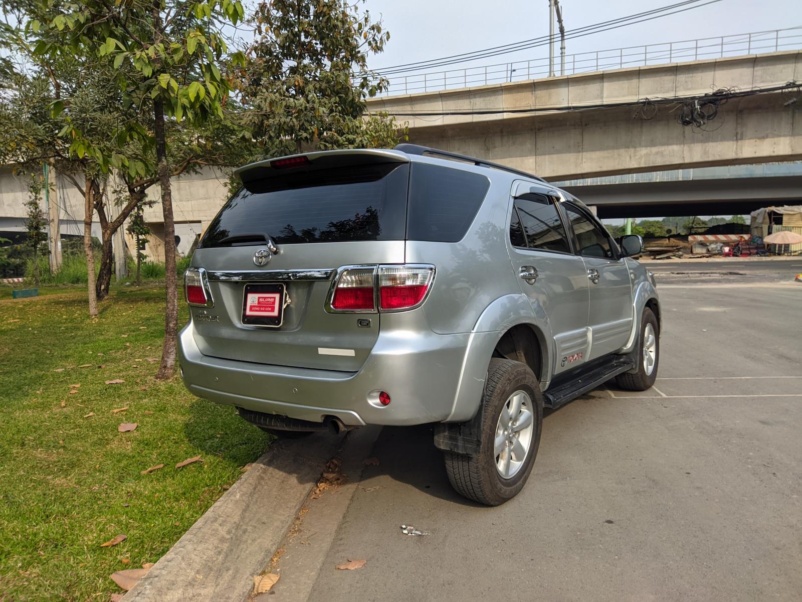 Toyota Fortuner 2.5G 2011 - Cần bán lại xe Toyota Fortuner 2.5G đời 2011, màu bạc, biển SG 