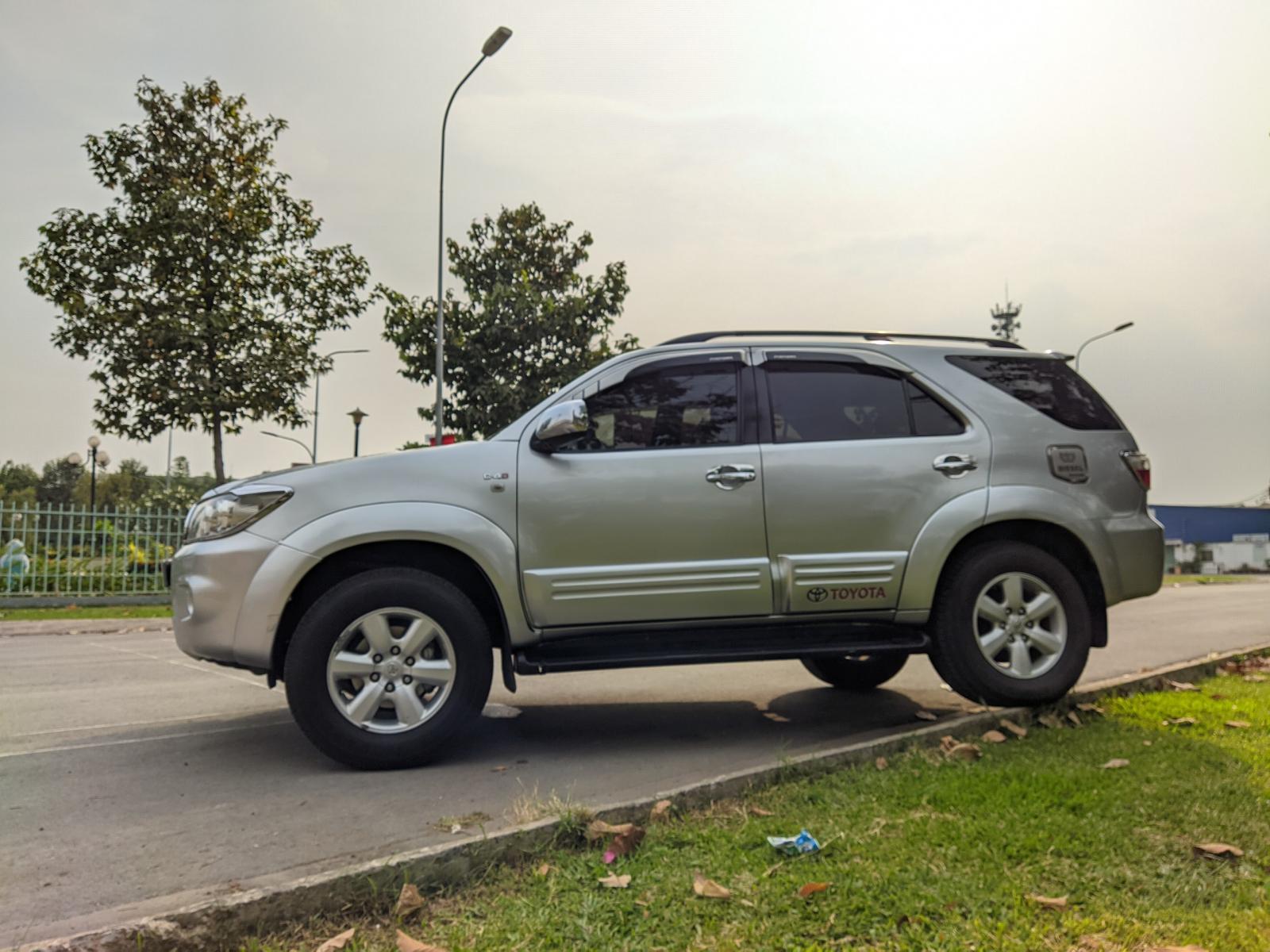 Toyota Fortuner 2.5G 2011 - Cần bán gấp Toyota Fortuner 2.5G đời 2011, màu bạc, giá ưu đãi