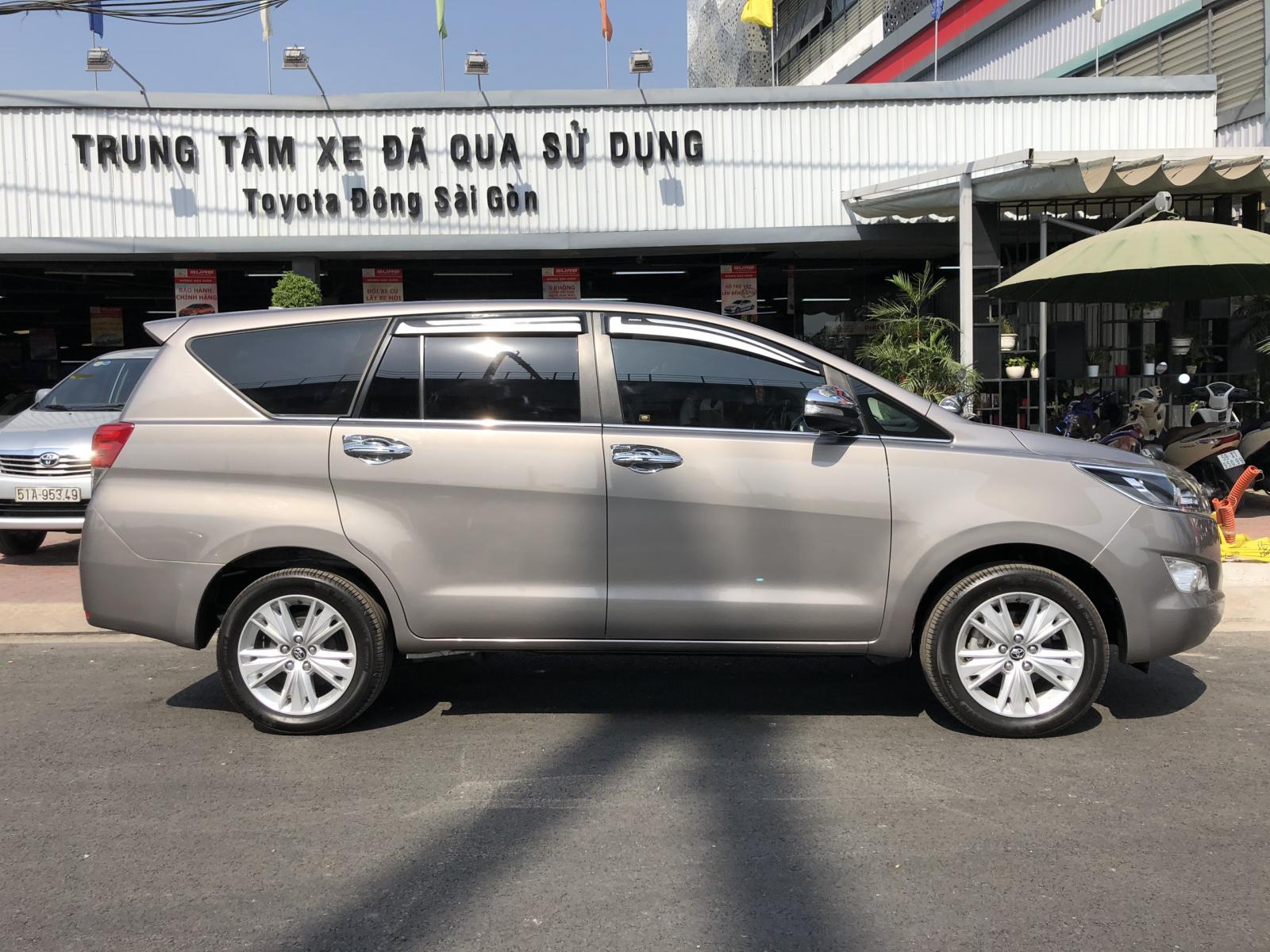 Toyota Innova 2.0V 2017 - Cần bán lại xe Toyota Innova 2.0V 2017 biển SG mới chạy 74.000km