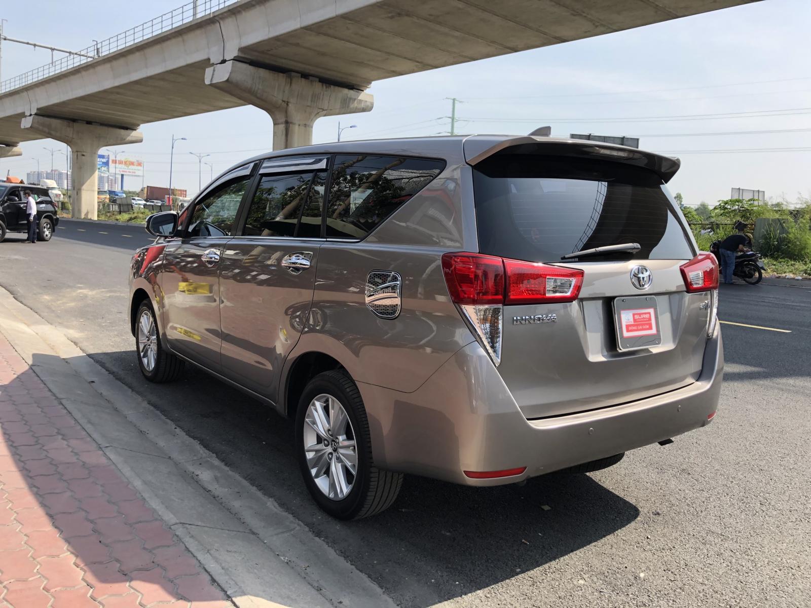 Toyota Innova 2.0V 2017 - Cần bán lại xe Toyota Innova 2.0V 2017 biển SG mới chạy 74.000km