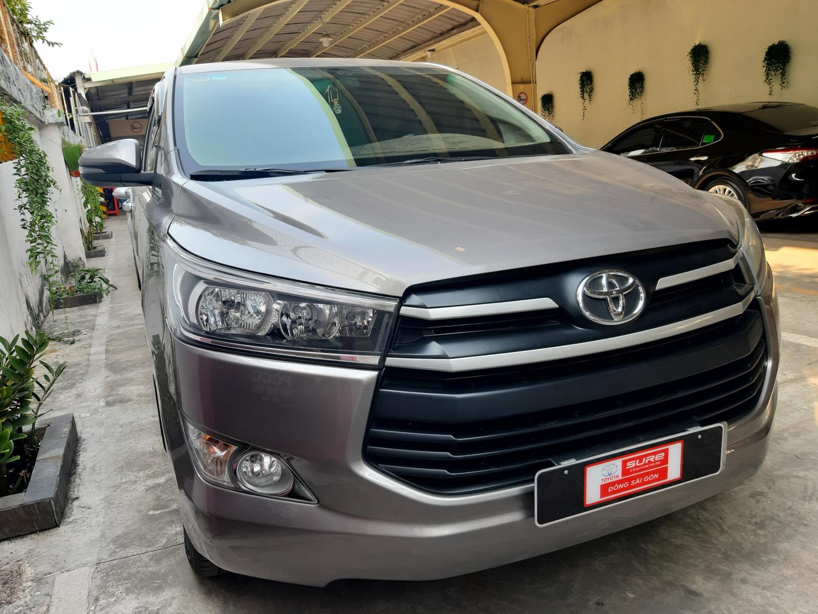 Toyota Innova 2.0E 2018 - Cần bán lại xe Toyota Innova 2.0E 2018 màu đồng ánh kim