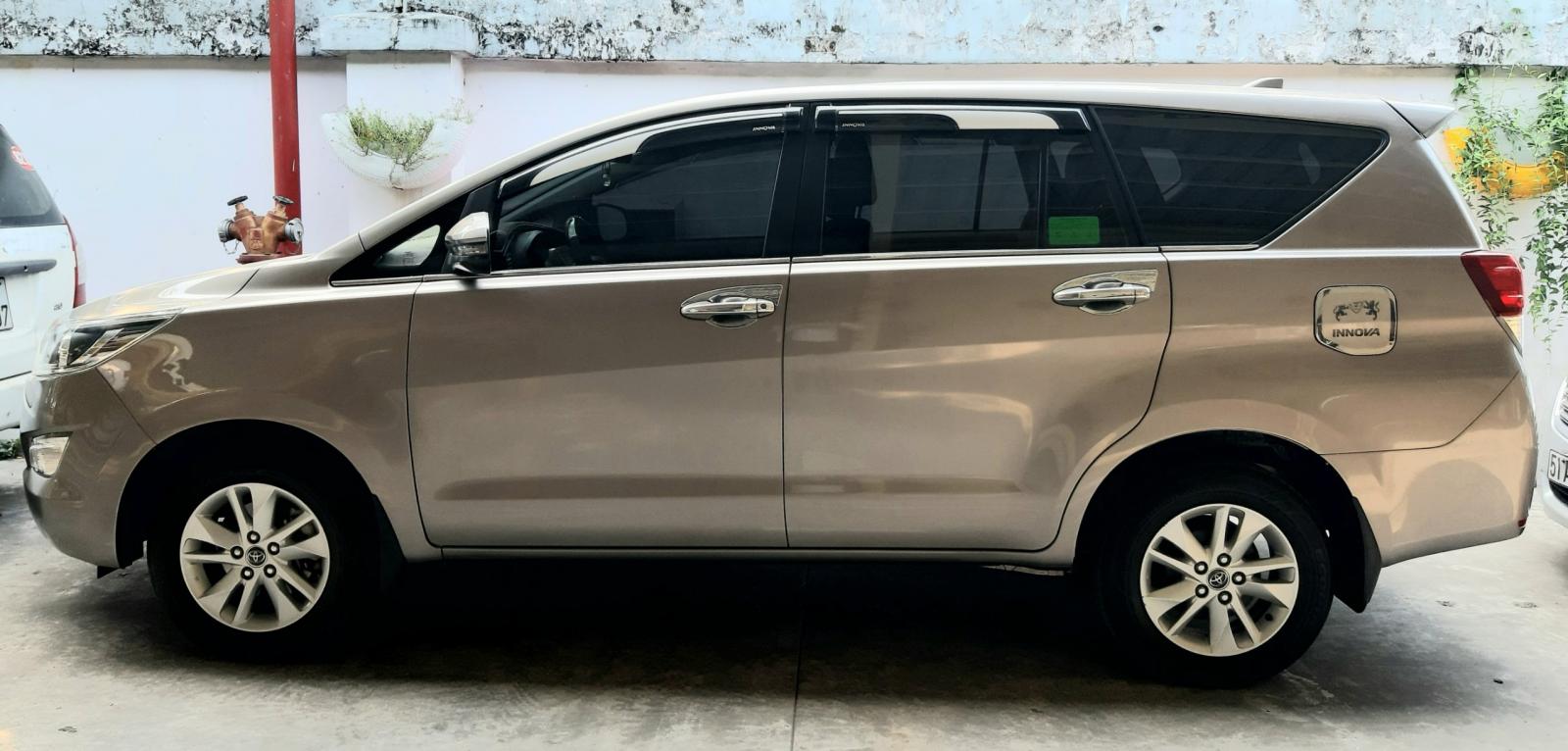 Toyota Innova 2.0E 2018 - Cần bán lại xe Toyota Innova 2.0E 2018 màu đồng ánh kim