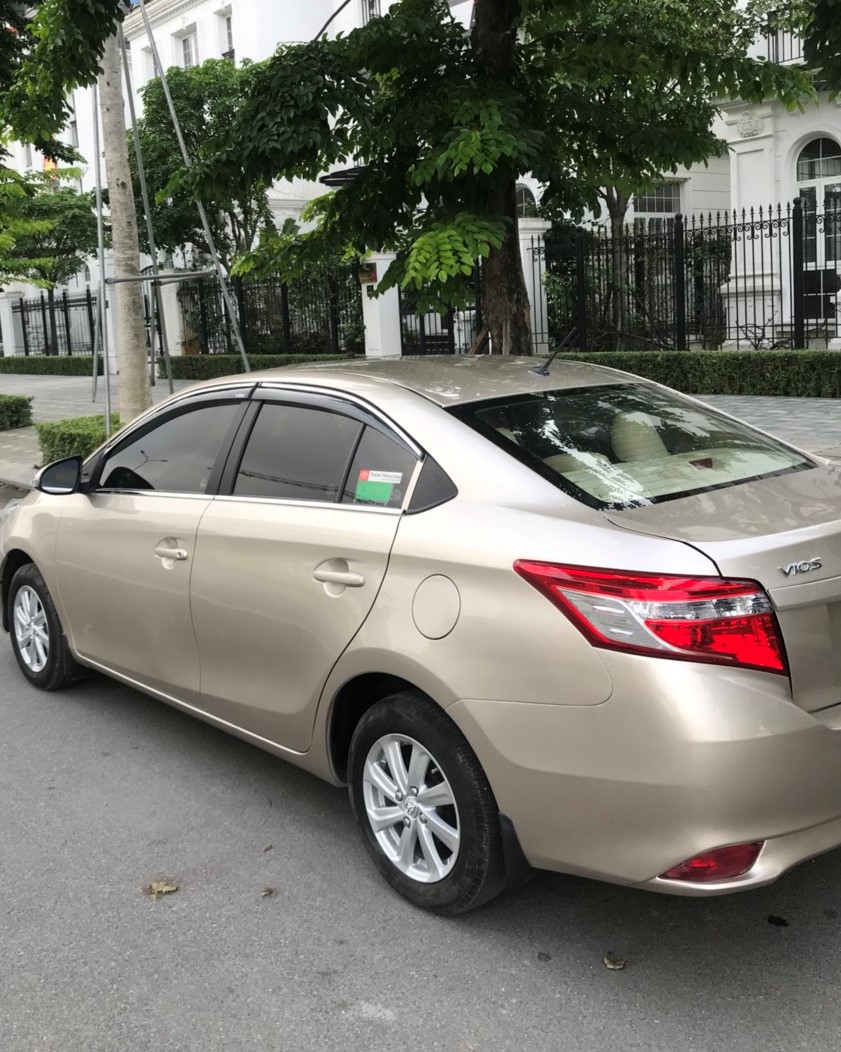 Toyota Vios E 2015 - Bán xe Toyota Vios màu cát, SX 2015, xe chính chủ cực đẹp