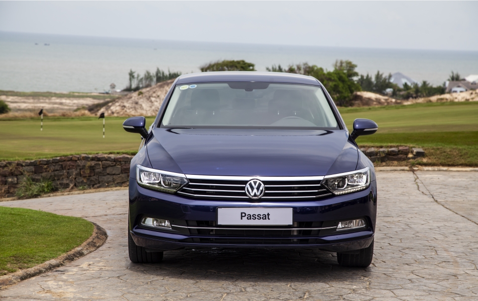 Volkswagen Passat 2018 - Volkswagen Passat Bluemotion High nhập khẩu nguyên chiếc, tặng 100% lệ phí trước bạ trong tháng 4