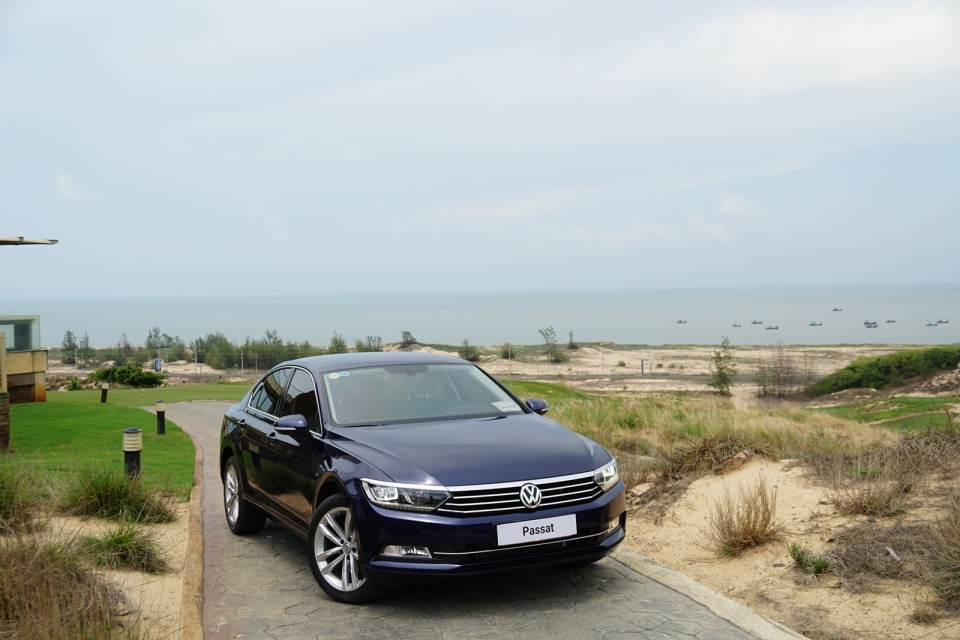 Volkswagen Passat 2018 - Volkswagen Passat Bluemotion High nhập khẩu nguyên chiếc, tặng 100% lệ phí trước bạ trong tháng 4