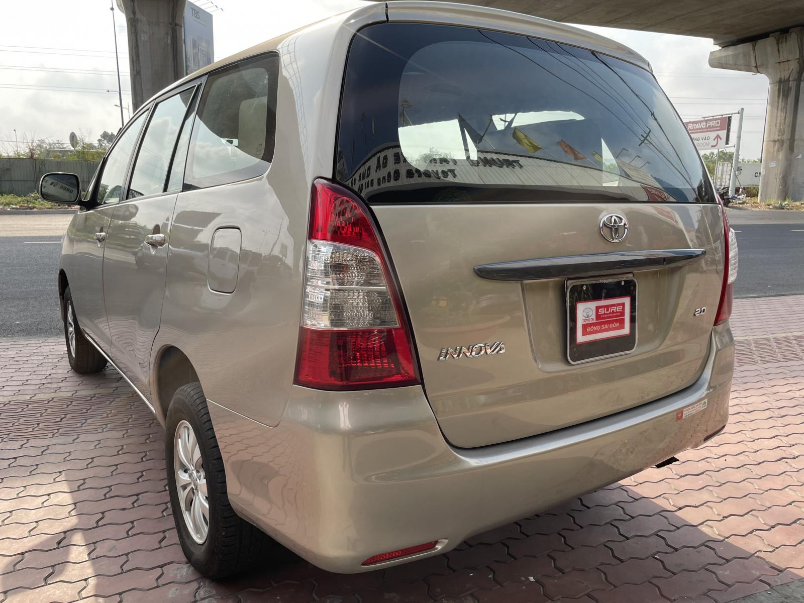 Toyota Innova 2.0J 2014 - Cần bán Toyota Innova 2.0J đời 2014, màu vàng cát, biển SG - giá cực rẻ