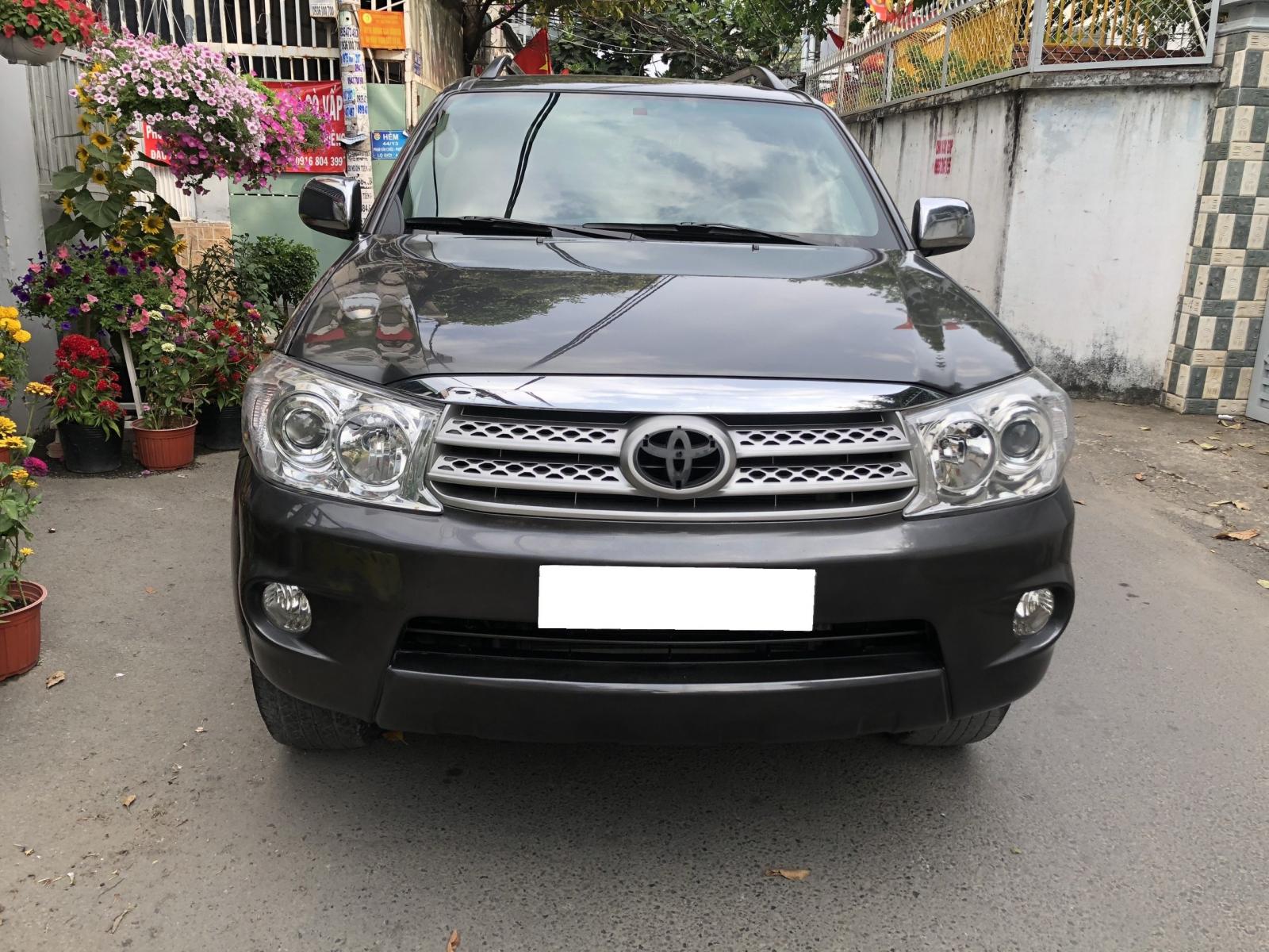 Toyota Fortuner 2.7V 4x4 2011 - Nhà cần bán Toyota Fortuner 2011, tự động, máy xăng, hai cầu, màu xám chì