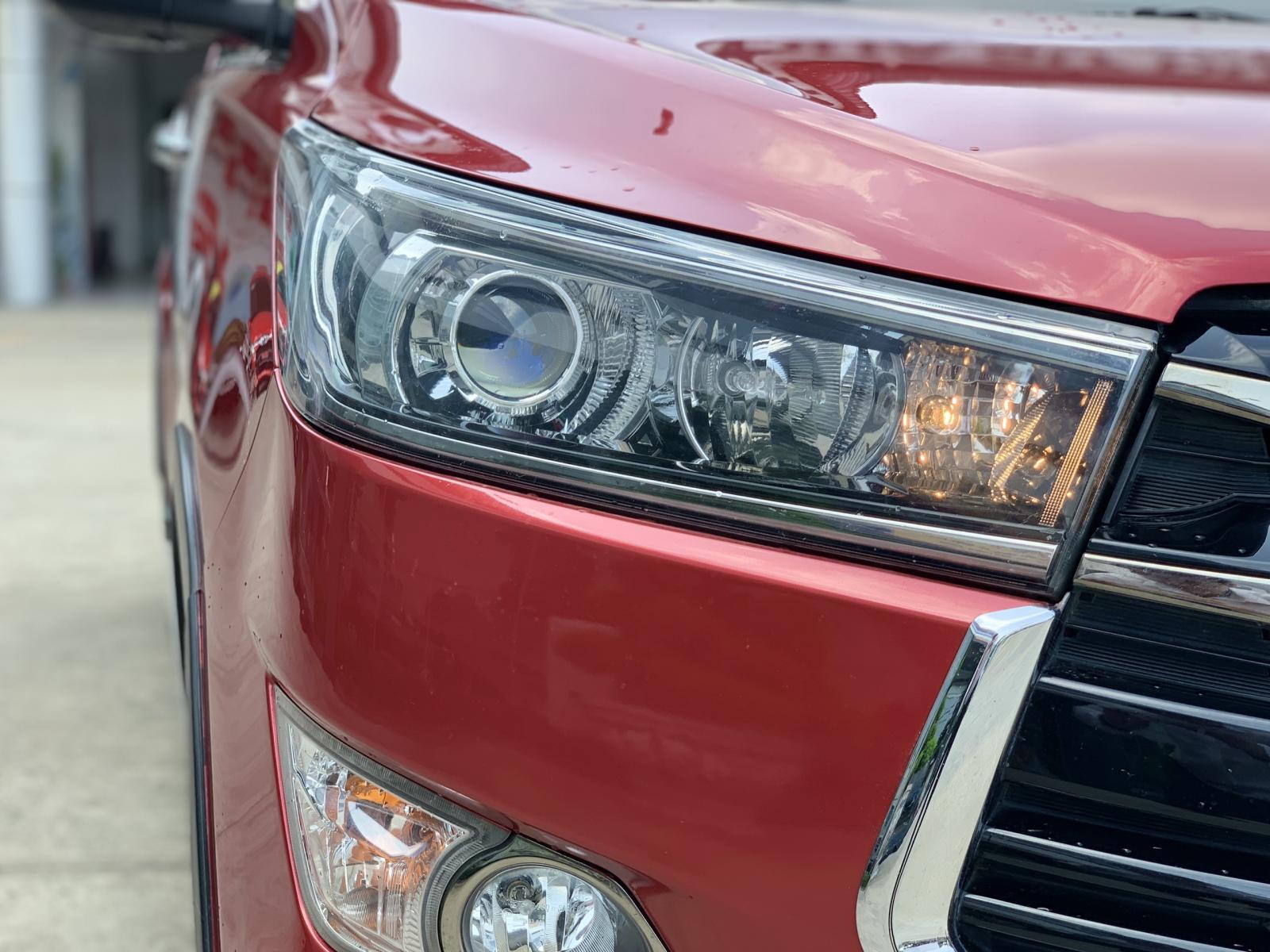 Toyota Innova 2018 - Bán ô tô Toyota Innova Venturer đời 2018, màu đỏ biển SG - 70.000km full option giá còn fix mạnh