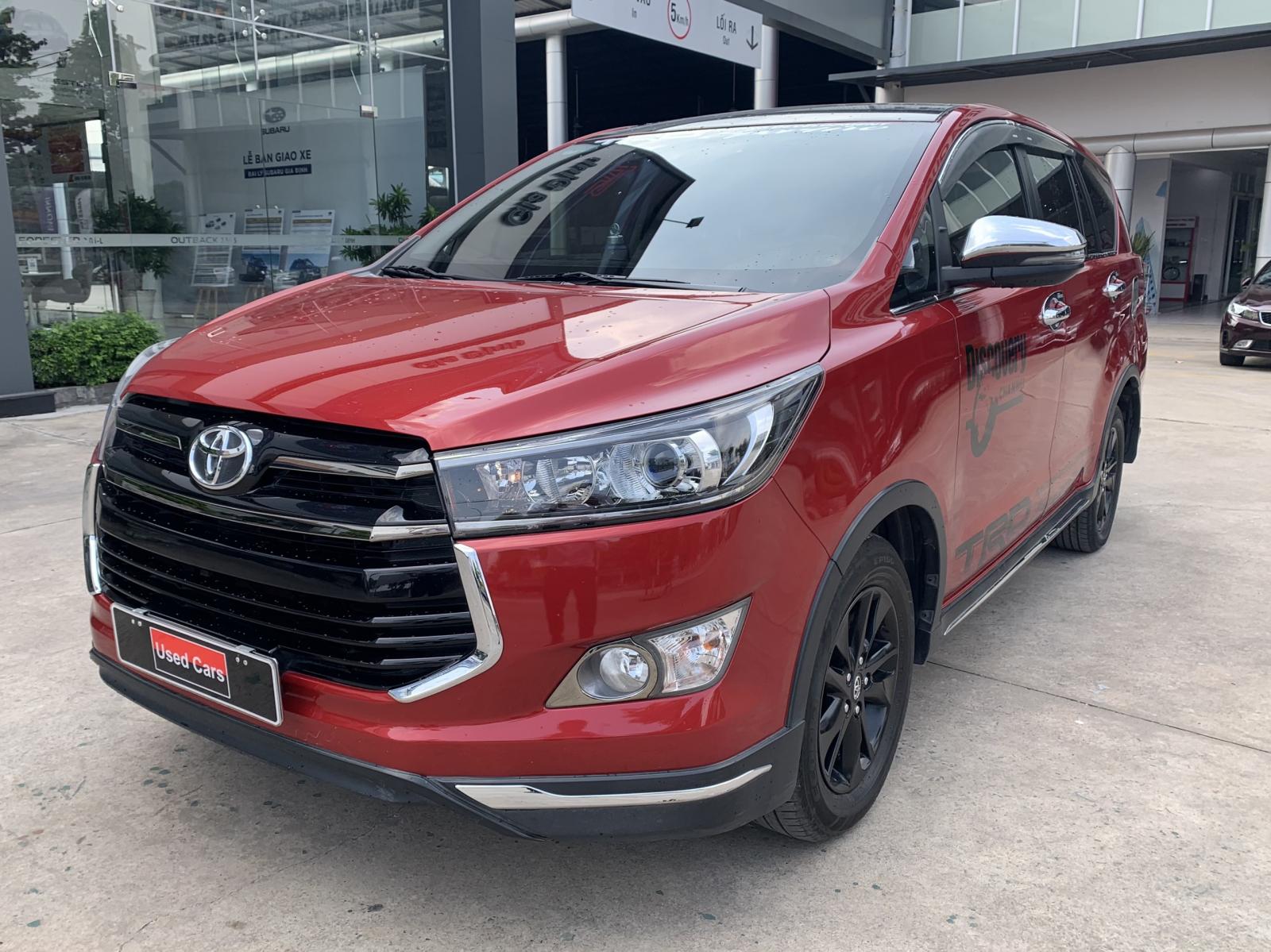 Toyota Innova 2018 - Bán ô tô Toyota Innova Venturer đời 2018, màu đỏ biển SG - 70.000km full option giá còn fix mạnh