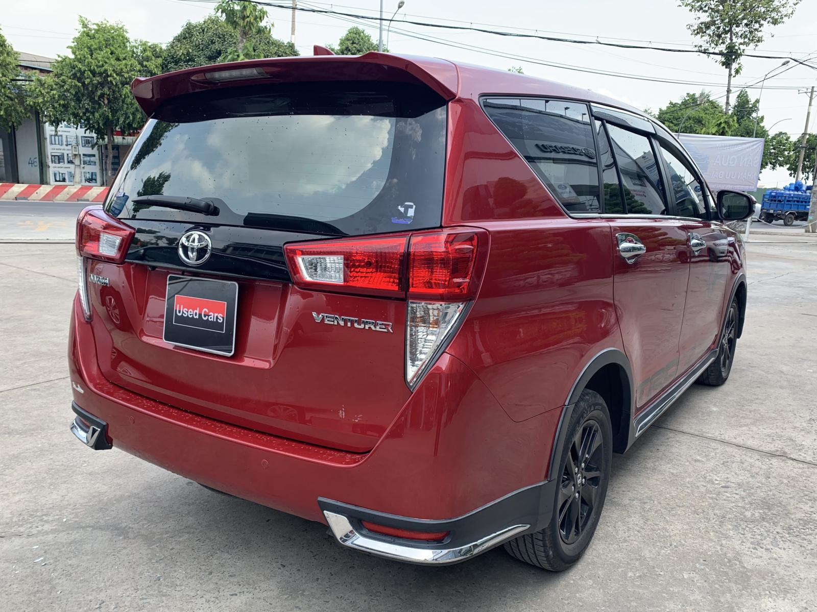 Toyota Innova 2018 - Bán ô tô Toyota Innova Venturer đời 2018, màu đỏ biển SG - 70.000km full option giá còn fix mạnh