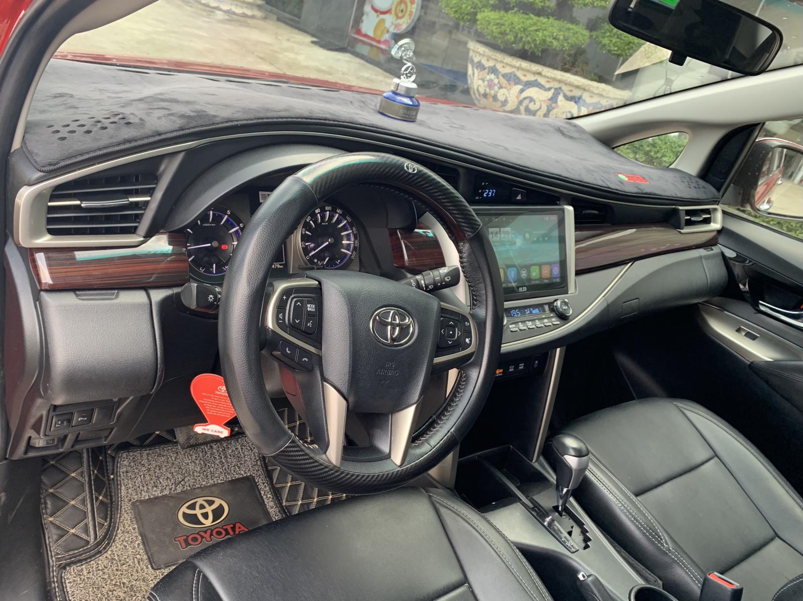 Toyota Innova 2018 - Bán ô tô Toyota Innova Venturer đời 2018, màu đỏ biển SG - 70.000km full option giá còn fix mạnh