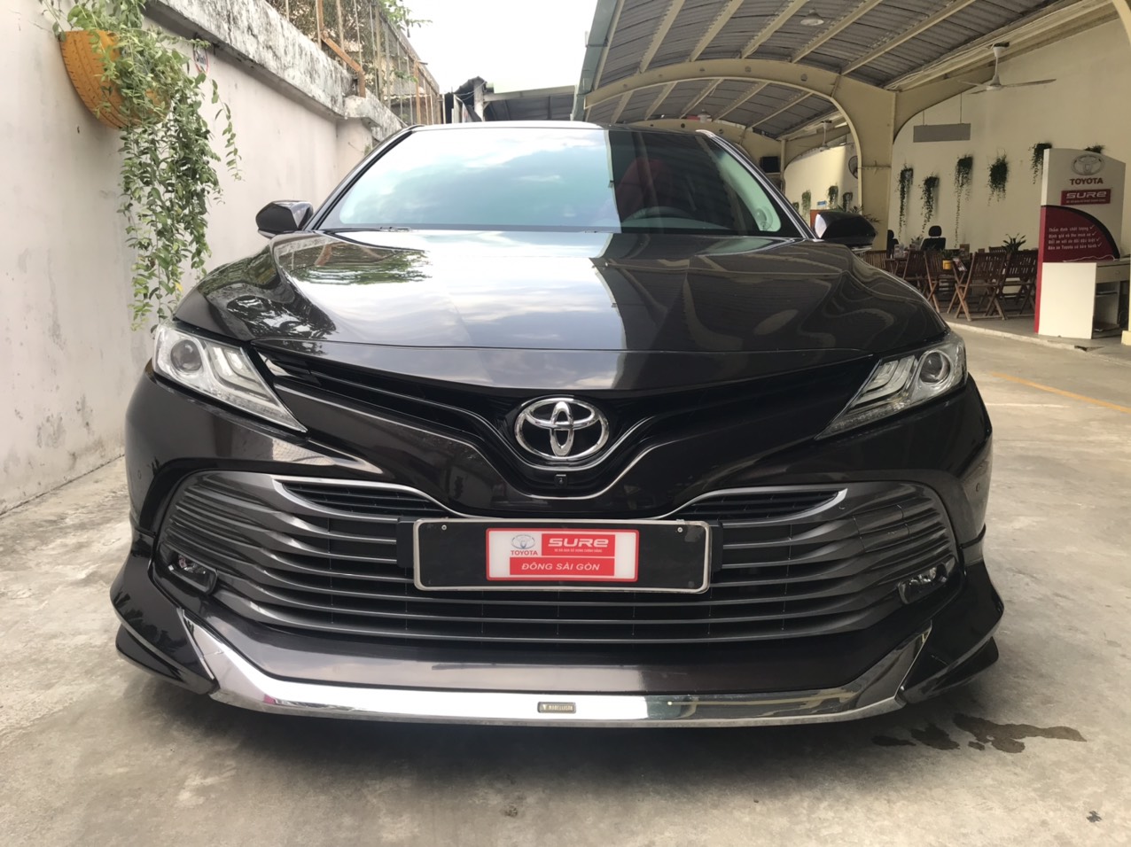 Toyota Camry 2.5Q 2019 - Cần bán gấp Toyota Camry 2.5Q sản xuất 2019, màu nâu, nhập khẩu nguyên chiếc lướt 17.000km - trang bị bộ option khủng