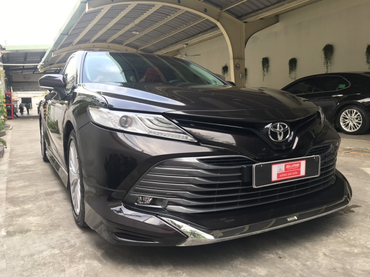 Toyota Camry 2.5Q 2019 - Cần bán gấp Toyota Camry 2.5Q sản xuất 2019, màu nâu, nhập khẩu nguyên chiếc lướt 17.000km - trang bị bộ option khủng