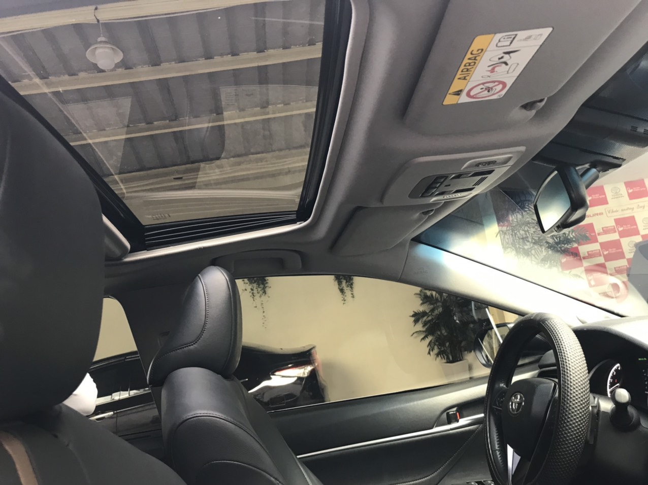 Toyota Camry 2.5Q 2019 - Cần bán gấp Toyota Camry 2.5Q sản xuất 2019, màu nâu, nhập khẩu nguyên chiếc lướt 17.000km - trang bị bộ option khủng