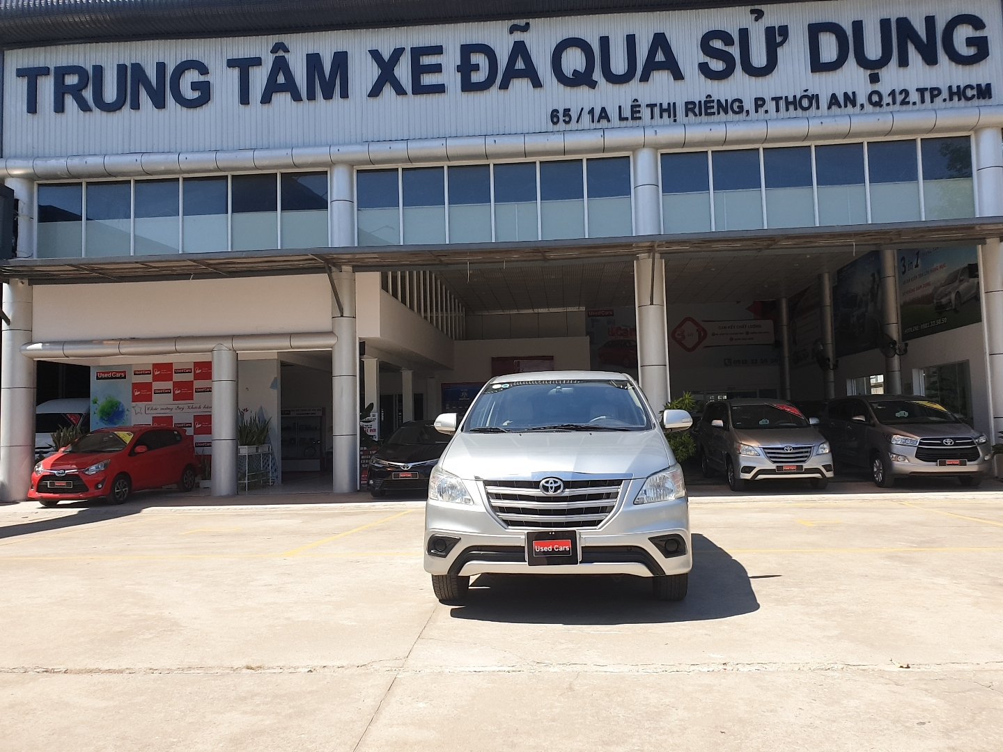 Toyota Innova 2.0E 2015 - Bán ô tô Toyota Innova 2.0E đời 2015, màu bạc chuẩn chỉ 101.000km - đầy đủ option- giá tốt