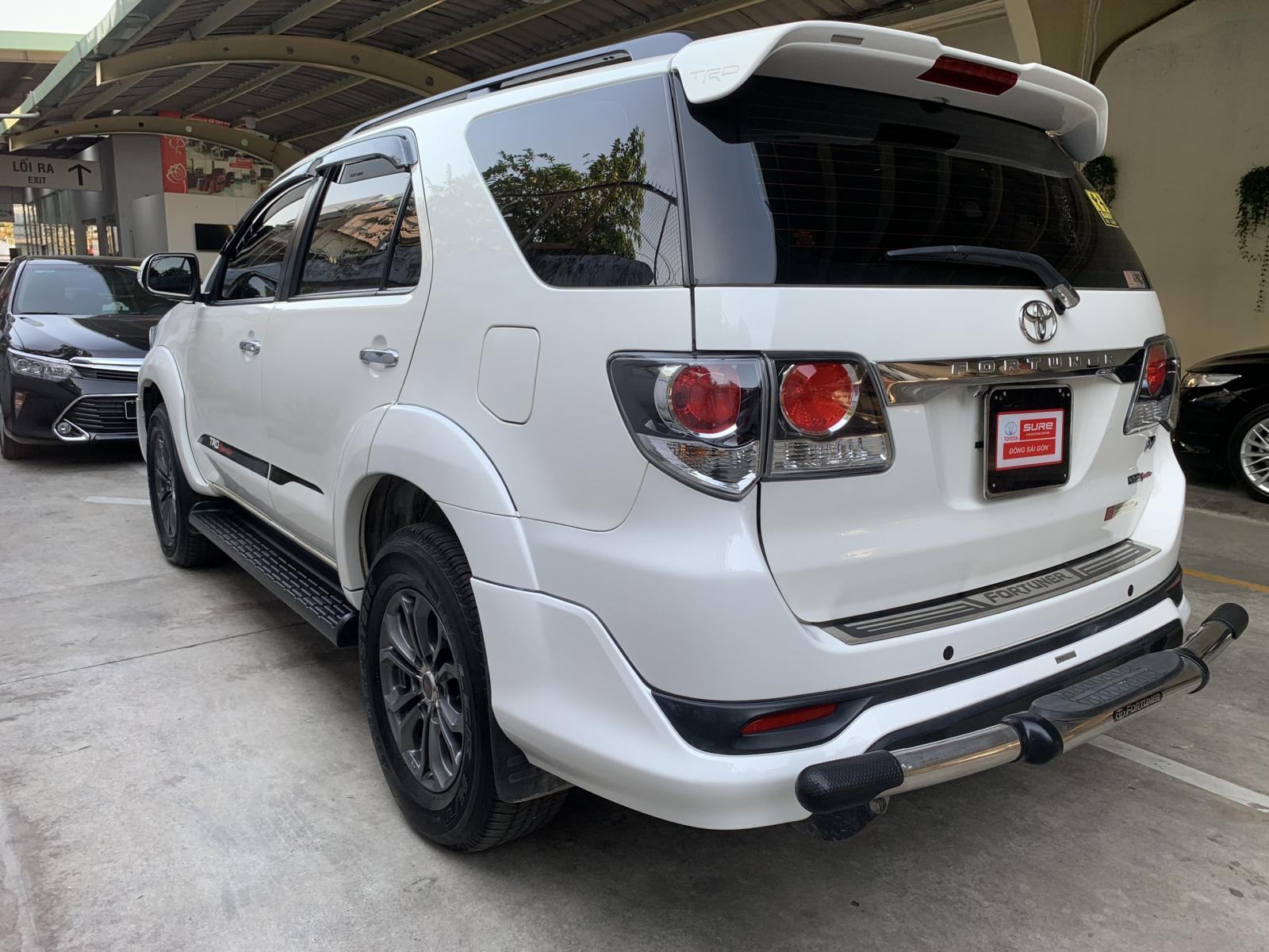 Toyota Fortuner 2.7V TRD 2015 - Cần bán gấp Toyota Fortuner 2.7V TRD đời 2015, màu trắng, trang bị đủ option, giá chỉ 760 triệu