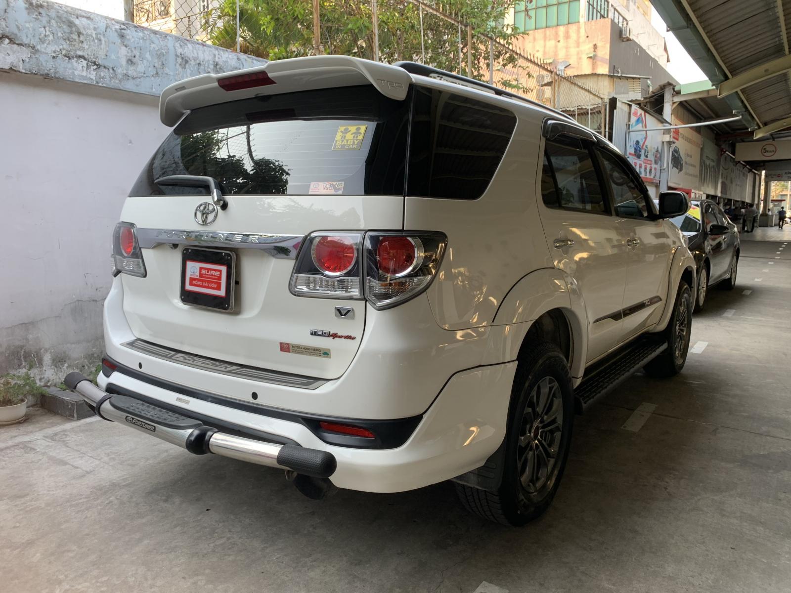 Toyota Fortuner 2.7V TRD 2015 - Cần bán gấp Toyota Fortuner 2.7V TRD đời 2015, màu trắng, trang bị đủ option, giá chỉ 760 triệu