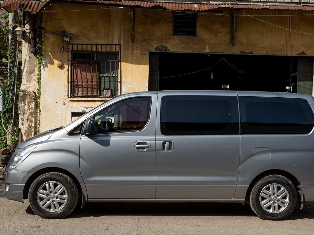 Hyundai Grand Starex 2017 - Cần bán Huyndai Starex 2017 số sàn, máy dầu, 9 chỗ, màu xám