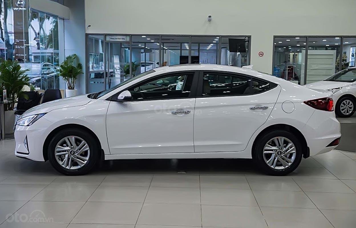 Hyundai Elantra 2021 - Bán Hyundai Elantra đời 2021, màu trắng