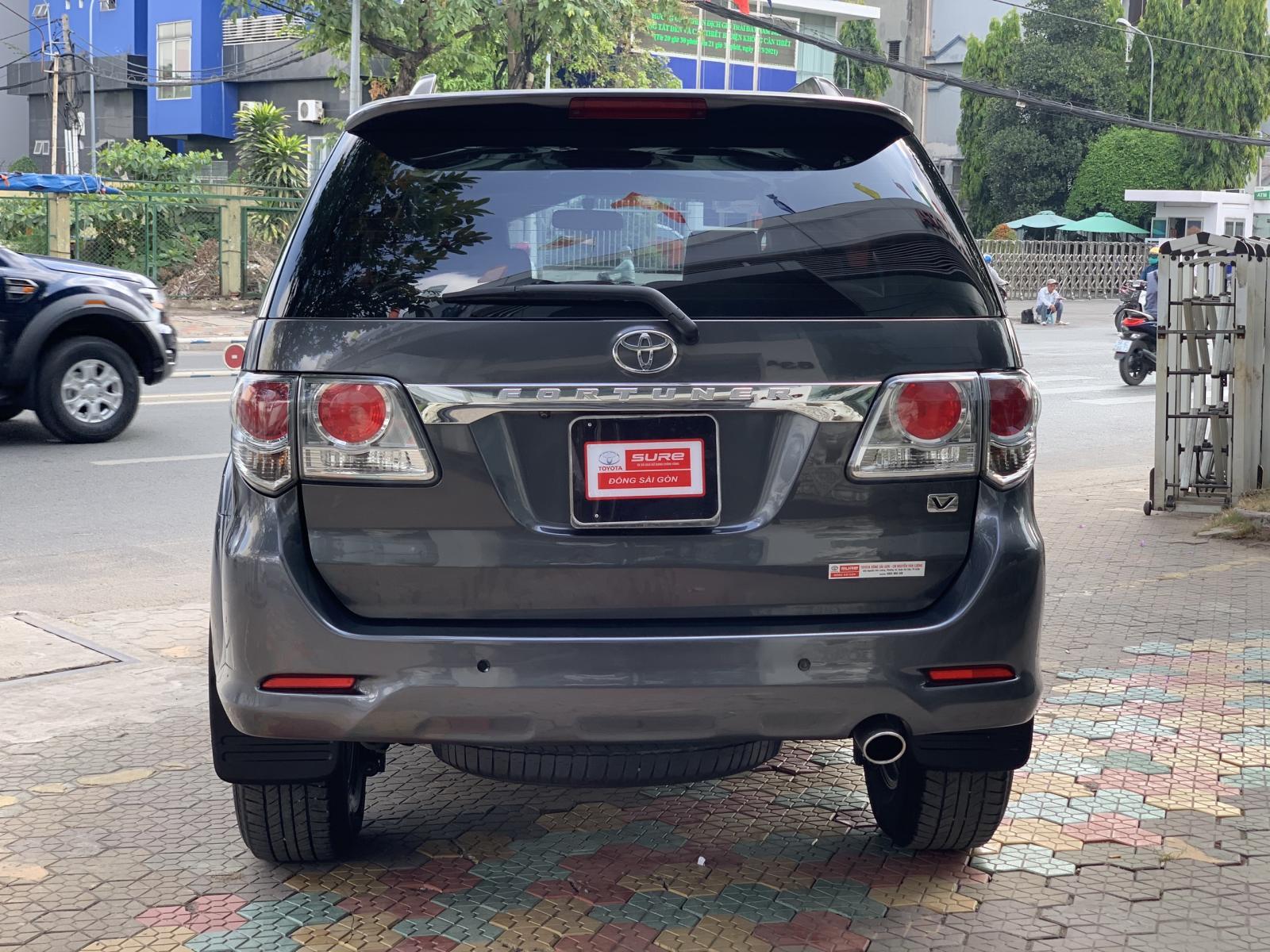 Toyota Fortuner 2014 - Bán ô tô Toyota Fortuner 2.7V -1 cầu đời 2014, màu xám, biển SG - chuẩn 113.000km - giá tốt giao ngay